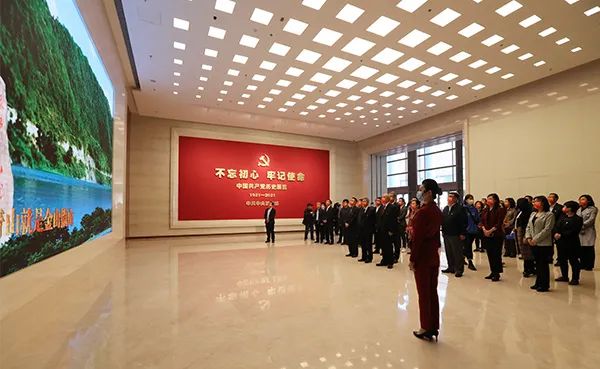 校黨委理論學習中心組（擴大）赴中國共產黨歷史展覽館參觀學習
