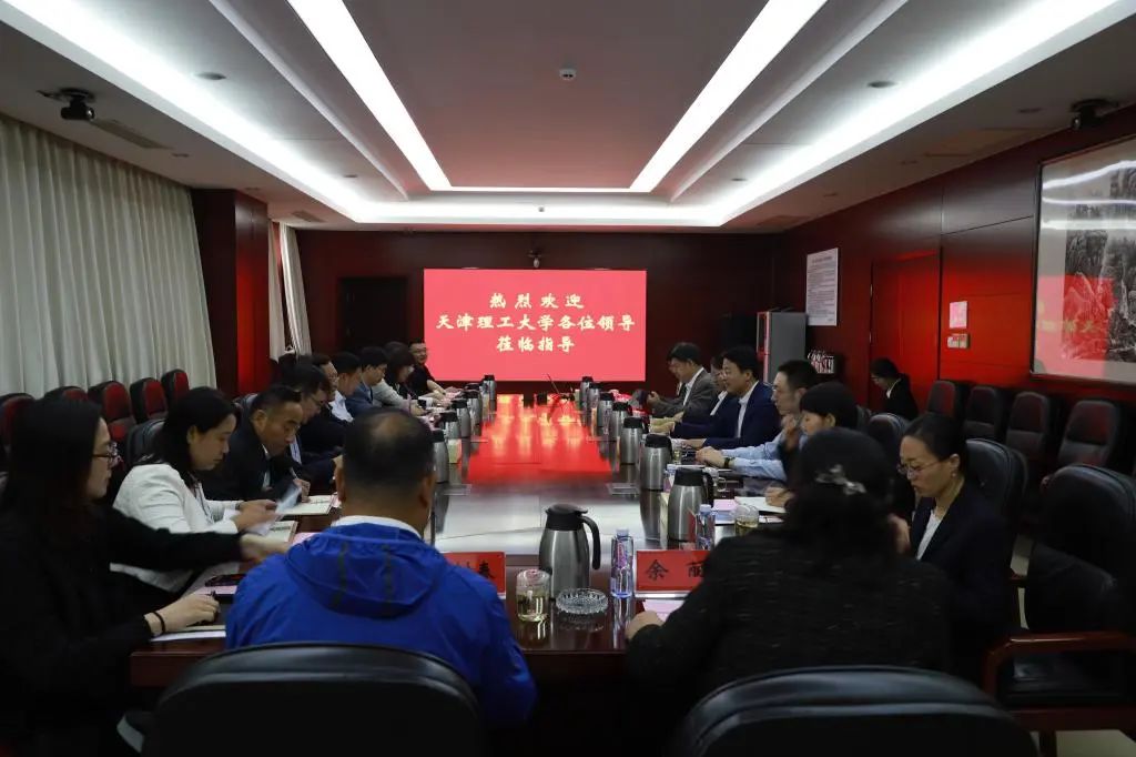 校黨委書記劉東志帶隊走訪中環信息產業集團