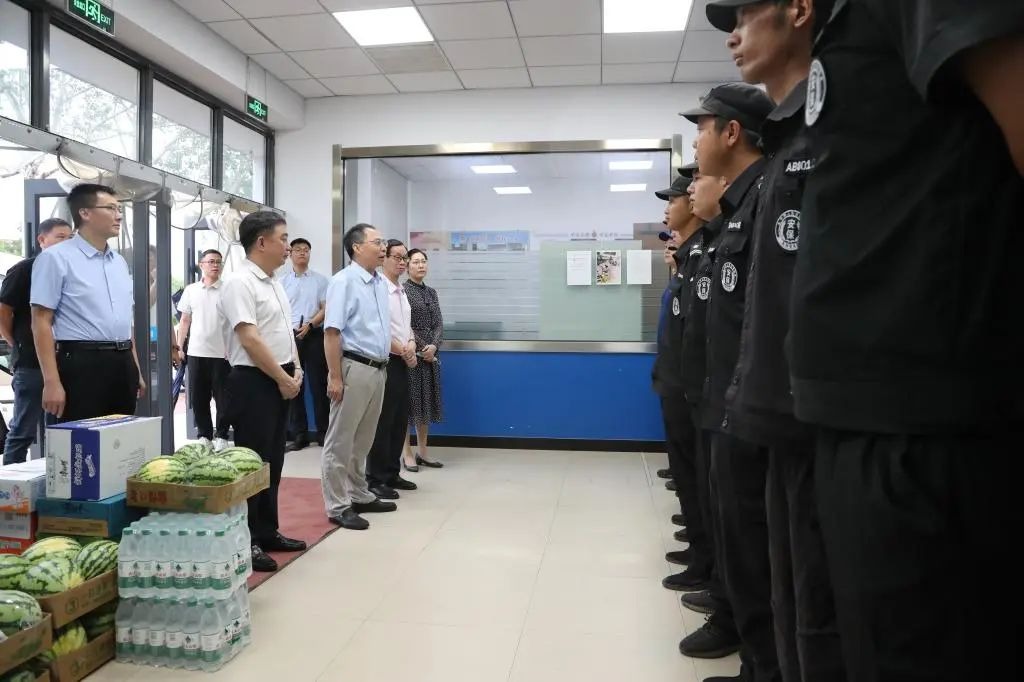 我校開展“夏送涼爽”慰問活動