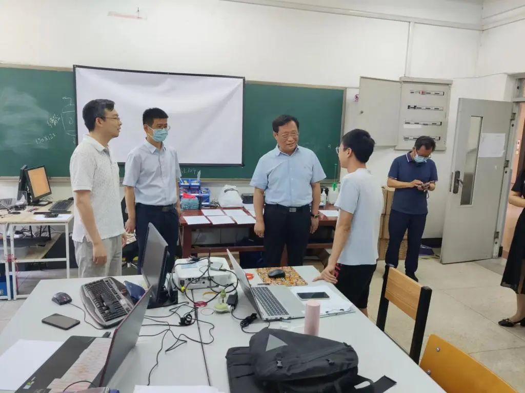 校領(lǐng)導(dǎo)帶隊(duì)檢查校園安全工作