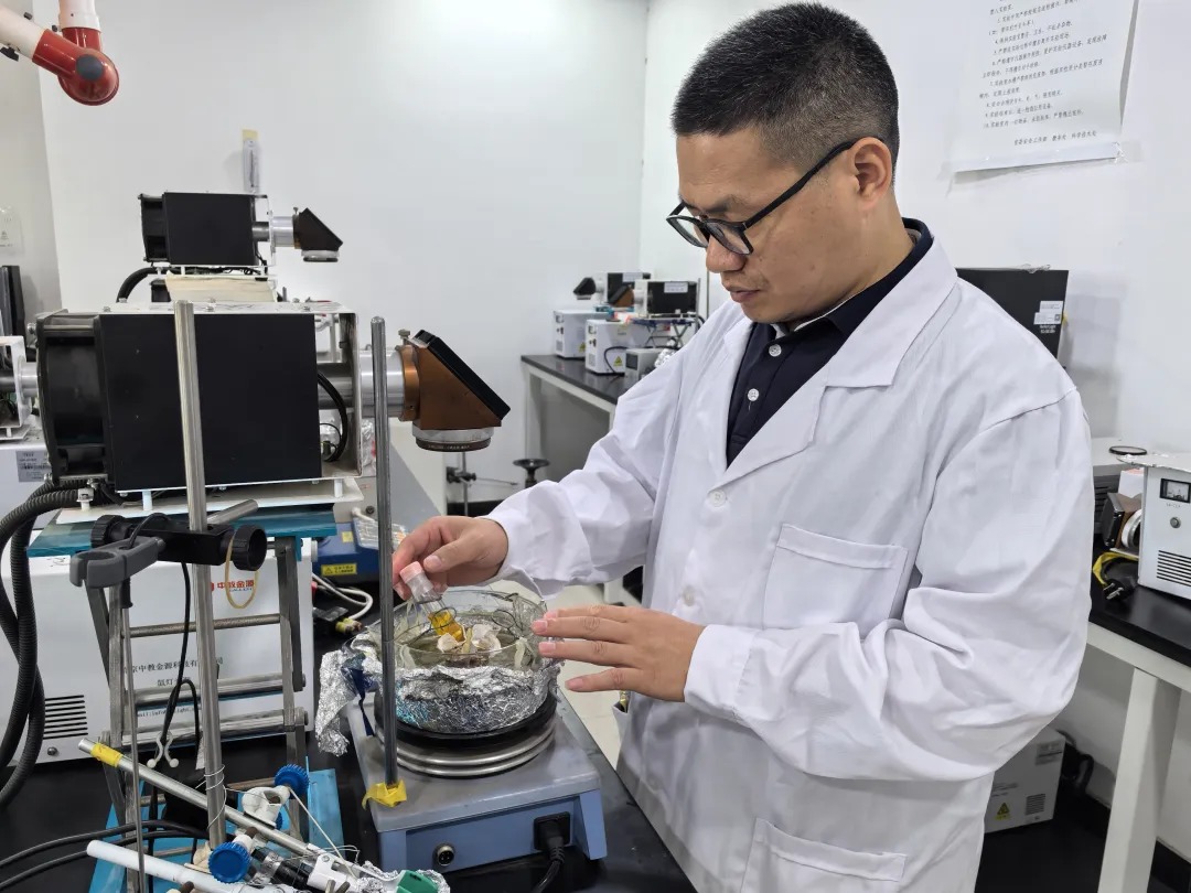 天津市優秀教師、新能源材料與低碳技術研究院鐘地長：躬耕教壇育桃李 立德樹人譜新篇