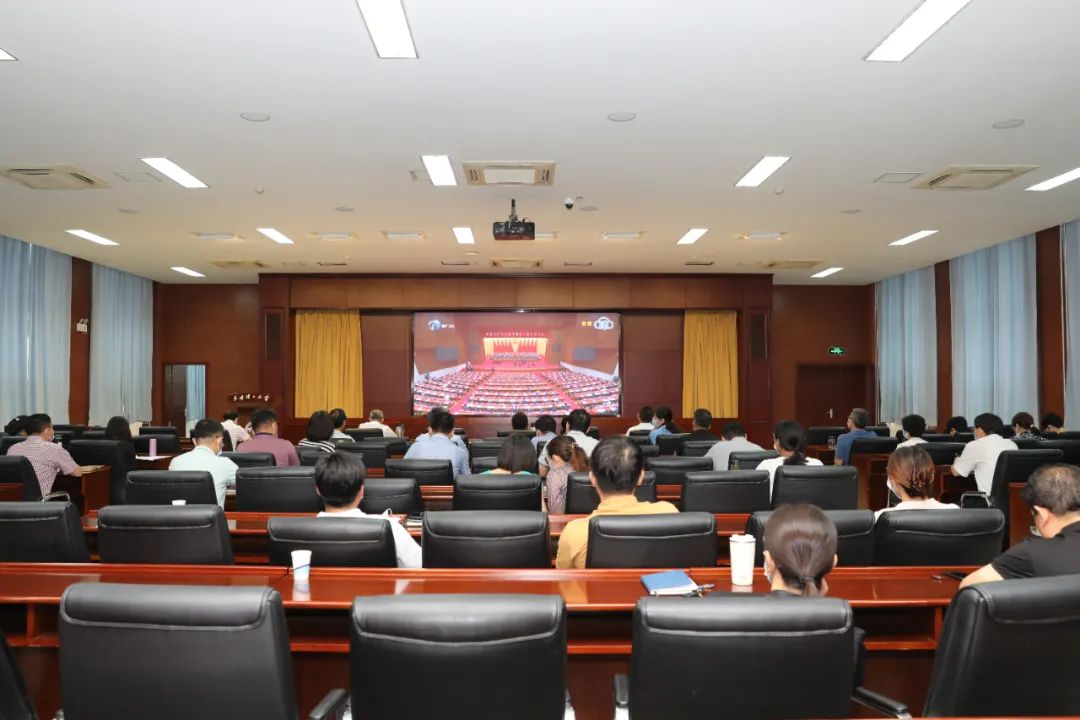 天理廣大黨員干部教師認(rèn)真收聽(tīng)收看市第十二次黨代會(huì)開(kāi)幕式直播
