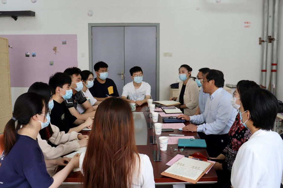 校黨委書(shū)記劉東志深入學(xué)院座談?wù){(diào)研