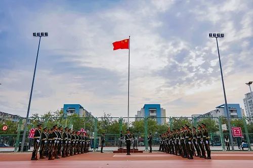 學校舉辦慶祝中華人民共和國成立73周年升旗儀式暨 “愛國強軍我擔當、青春獻禮二十大”主題教育活動啟動儀式