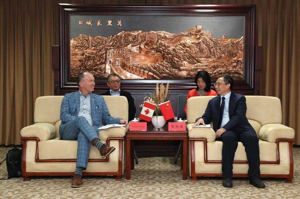 加拿大魁北克大學席庫提米分校校長團來訪我校